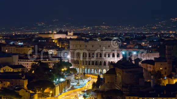 夜阿尔塔德拉帕特里亚屋顶观罗马竞技场交通全景4k延时意大利视频的预览图
