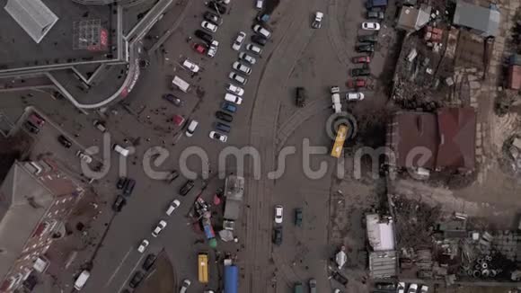 卡普塔尔市基辅的汽车交通乌尔卡因春季Drone4K航班视频的预览图