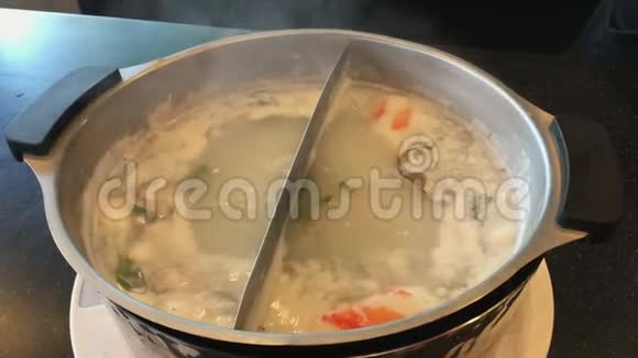 涮锅烧烧汤日式料理视频的预览图