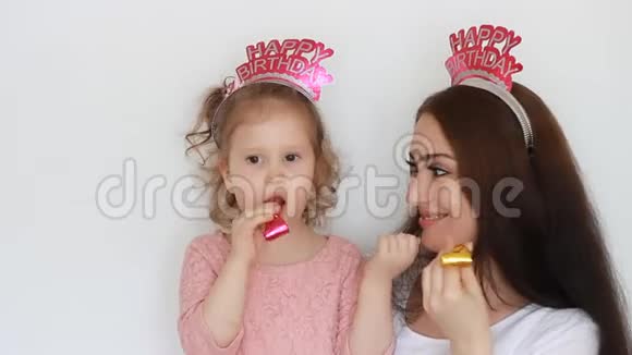 生日快乐母女俩笑嘻嘻玩得开心笑欢歌吹党角一个女人和她的孩子视频的预览图