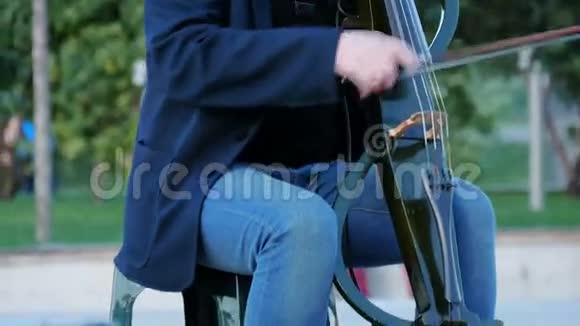 街头音乐家演奏电大提琴视频的预览图