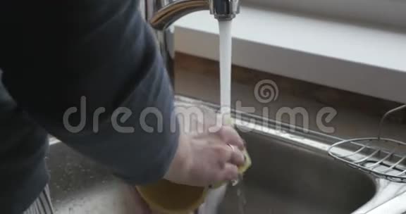 女人在水槽里洗碗视频的预览图