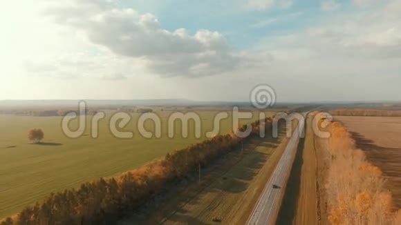 一条乡村公路的空中射击乡村道路和田野视频的预览图
