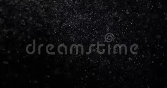 黑色背景下的天然白色冬季降雪视频的预览图