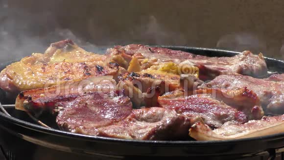 烧烤时烤的肉猪肉和鸡肉视频的预览图