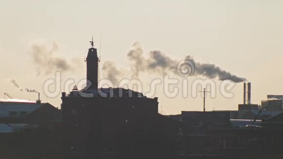 冬季日落时的工业景观来自管子的白色蒸汽视频的预览图