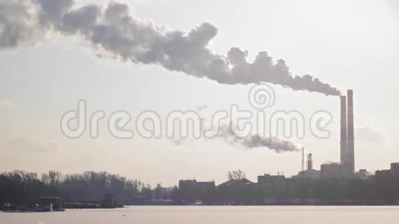 工业景观冷冻冬季晴天的发电厂来自管子的白色蒸汽视频的预览图