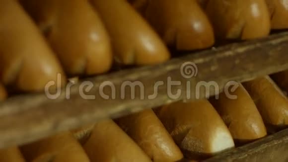 卖面包面包在架子上视频的预览图