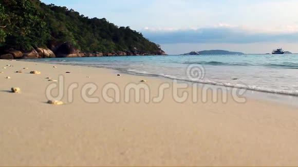 海浪拍打着沙滩泰国视频的预览图