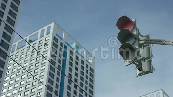 城市里的交通灯从红色变成绿色城市里的交通灯视频的预览图