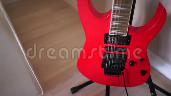 漂亮的红色吉他特写镜头全高清视频画面1920x1080p视频的预览图