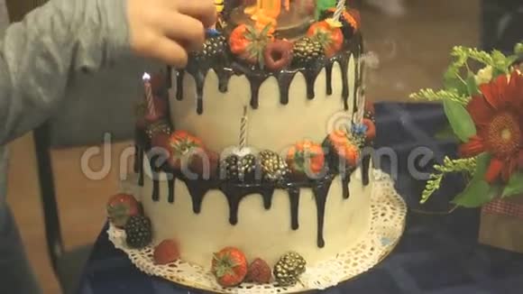 小男孩摸着结婚蛋糕视频的预览图