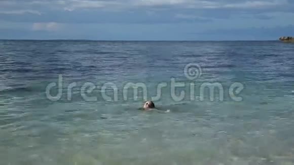 孩子们在热带海洋里游泳视频的预览图