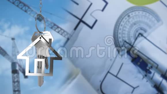 房屋钥匙和钥匙挂在建筑图纸和背景起重机上视频的预览图