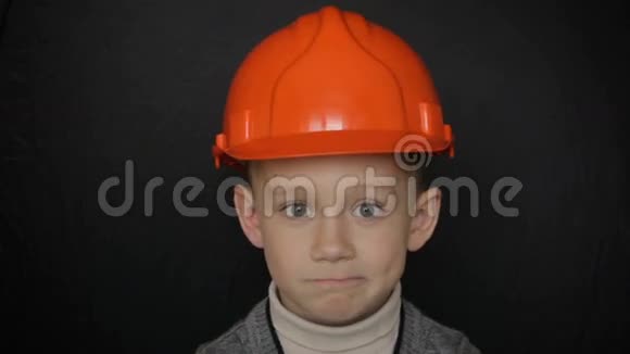 戴着建筑头盔的男孩全高清视频视频的预览图
