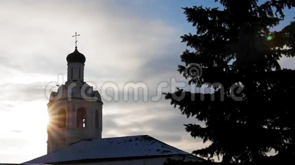 俄罗斯冬季日落时的东正教教堂视频的预览图