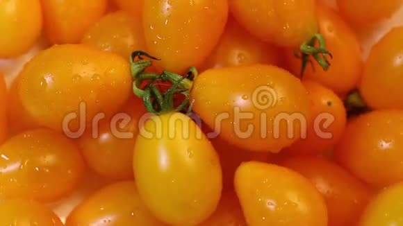 明亮的橙色西红柿旋转视频的预览图