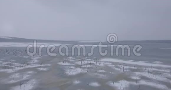 一个冰封的大湖年代摄影俄罗斯寒冷的冬天视频的预览图