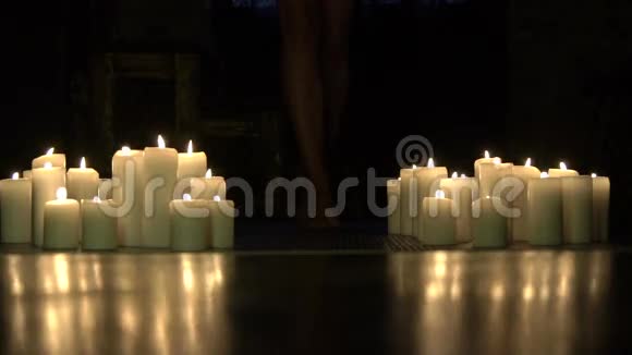 漂亮的女孩腿绕着蜡烛慢慢地视频的预览图