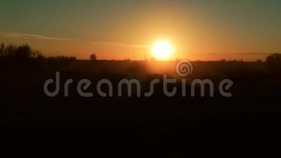 日落时分在撒哈拉沙漠的摄像车视频的预览图