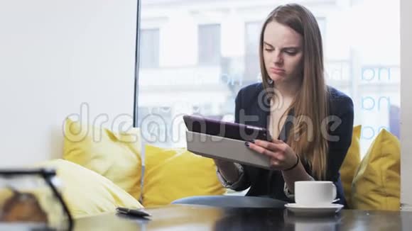 悲伤的年轻女商人在咖啡馆里视频的预览图