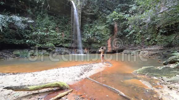 婆罗洲兰比尔山国家公园的热带雨林中一个有着瀑布的五颜六色的自然游泳池视频的预览图