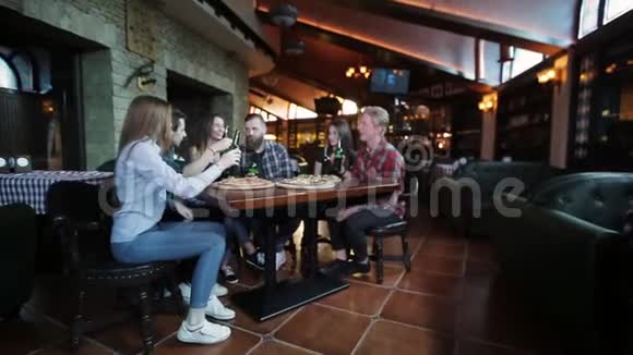 一群年轻人正在啤酒餐厅休息视频的预览图