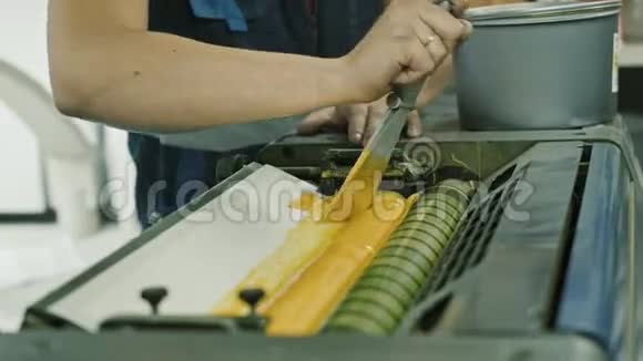 印刷业工人使用黄漆墨辊视频的预览图