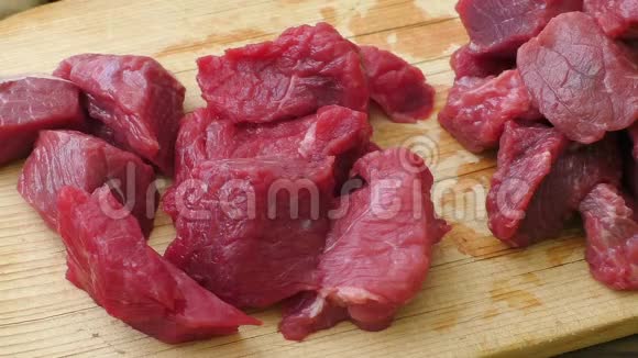 新鲜的生切牛肉用牛肉肉煮肉视频的预览图