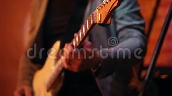 音乐家在爵士酒吧的音乐会上弹吉他视频的预览图