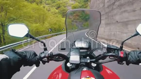 骑摩托车的摩托车骑在意大利美丽的风景山路上视频的预览图