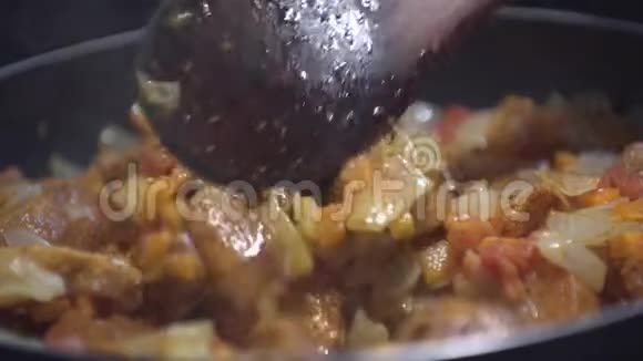 洋葱胡萝卜和西红柿在锅中用植物油炒在平底锅上加入鸡肉视频的预览图