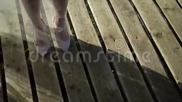新娘穿着鞋子和面纱坐在木桌上视频的预览图