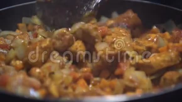 洋葱胡萝卜和西红柿在锅中用植物油炒在平底锅上加入鸡肉视频的预览图