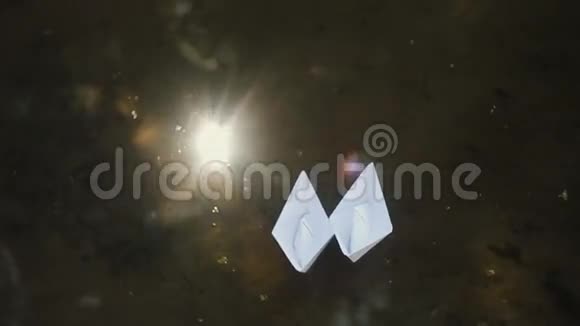 两艘纸船漂浮在水面上视频的预览图