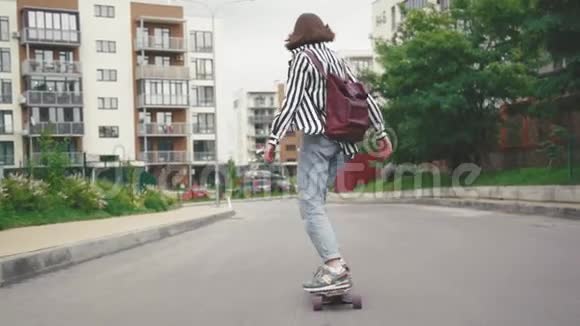 在街上玩滑板的女孩视频的预览图