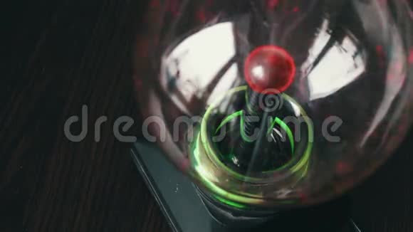 五颜六色的等离子球在桌子上视频的预览图