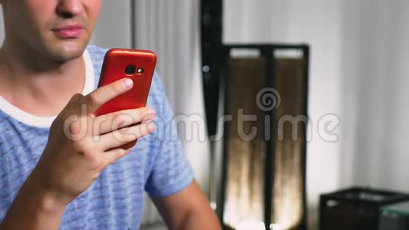 人类使用智能手机男人在智能手机上读坏消息视频的预览图