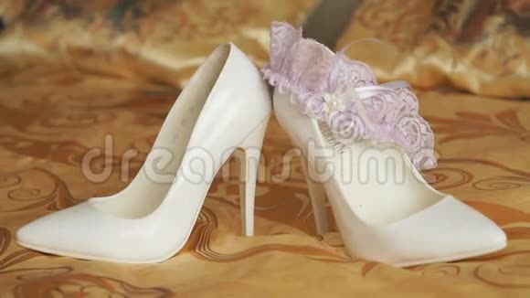 结婚鞋和结婚粉色吊带关门视频的预览图