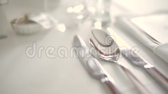 装饰的餐桌为奢华优雅的晚餐视频的预览图