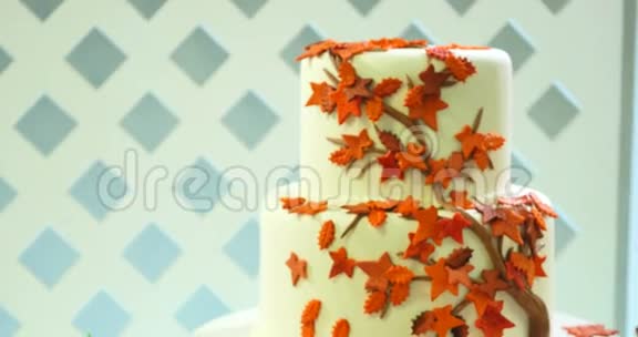 黄色秋叶装饰的婚礼蛋糕视频的预览图