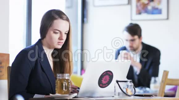 悲伤的年轻女商人在咖啡馆里视频的预览图