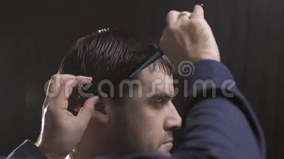 理发师用剪刀剪听客户的声音视频的预览图