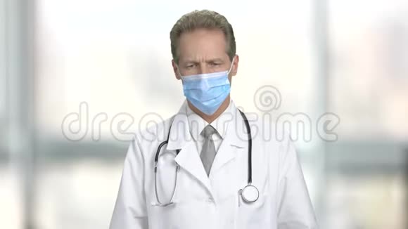 背景模糊的沮丧医生视频的预览图
