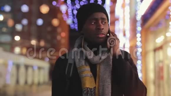 非洲男人在城市用智能手机交谈视频的预览图