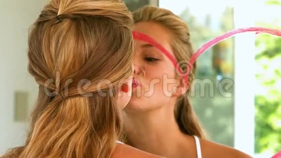有口红的女人亲吻镜子视频的预览图
