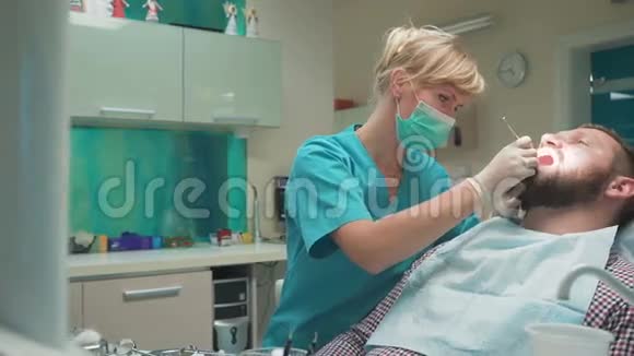 患者牙齿检查后冲洗牙齿寻找摄像头视频的预览图