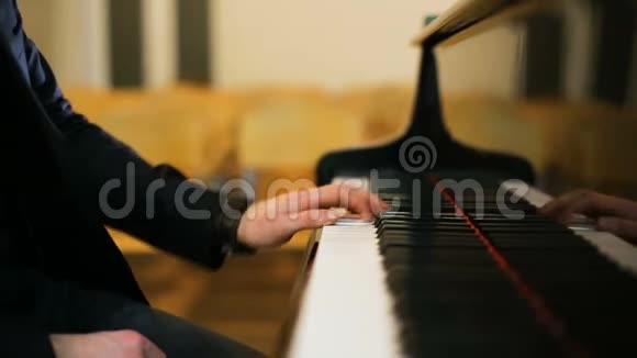 做音乐一个弹钢琴的帅哥的形象视频的预览图
