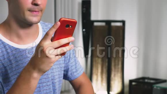 人类使用智能手机男人在智能手机上读坏消息视频的预览图