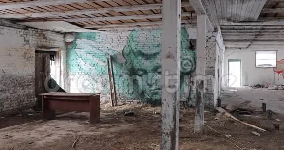 旧废弃建筑中的涂鸦视频的预览图